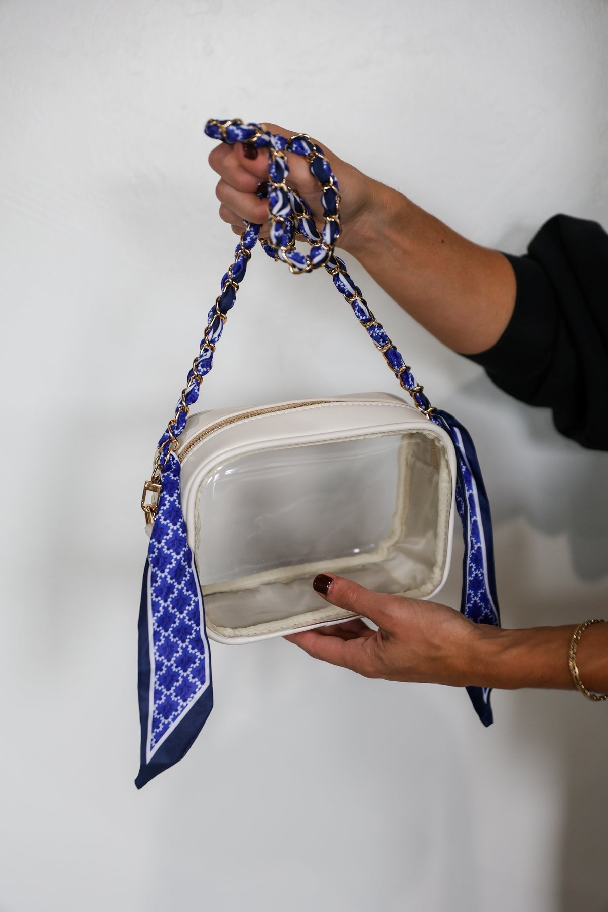 Blue scarf chain strap with gold-tone chain, detail