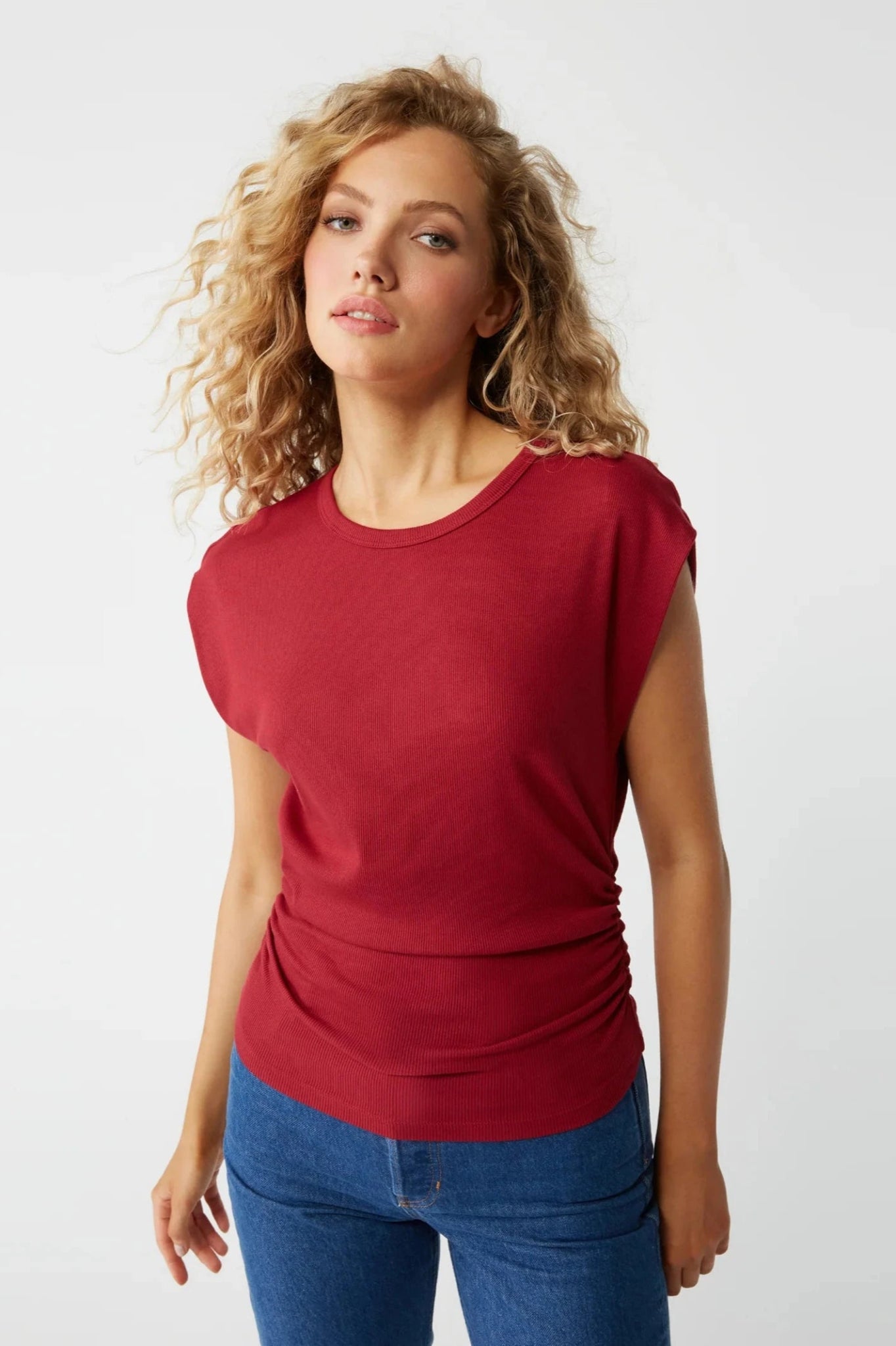 Joni Power Shoulder Tee Carmine - Michael Stars - COLOR GAME